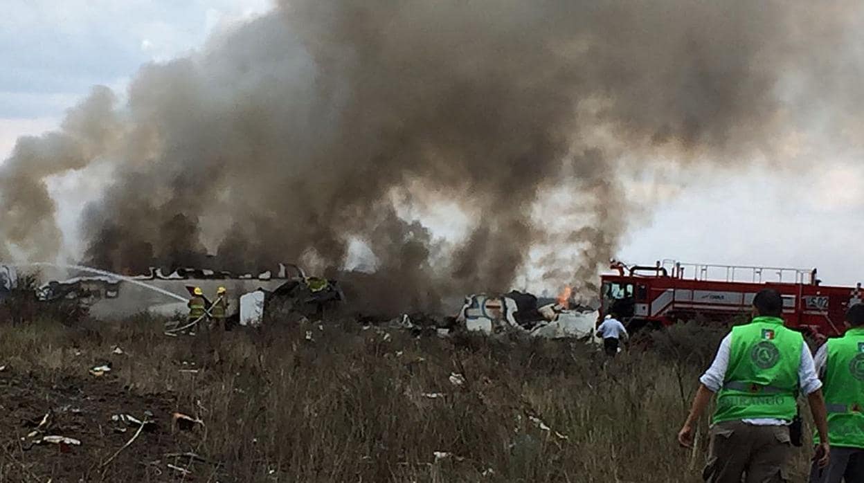 Accidente de avión en México Un centenar de pasajeros y tripulantes