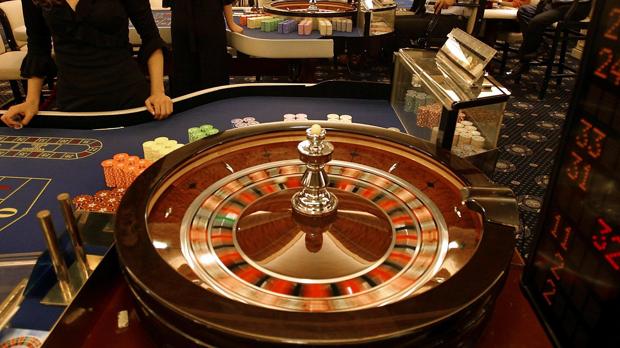 Turcochipriotas (al fondo) apuestan en el casino Grand Rocksen Kyrenia, del lado turco de la isla de Chipre