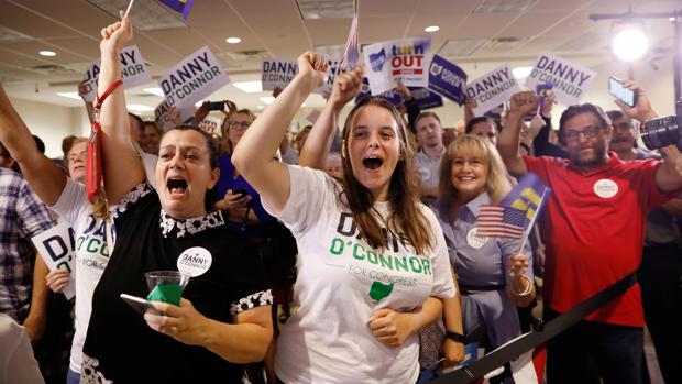 Votantes de O' Connor celebran cuando empiezan a llegar los resultados en Ohio