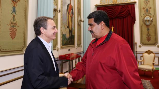Rodríguez Zapatero saluda a Nicolás Maduro en el Palacio de Miraflores en 2017