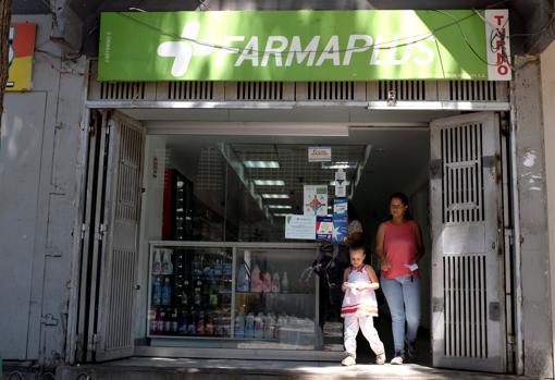 Una farmacia abierta en el oeste de la ciudad atiende a los clientes