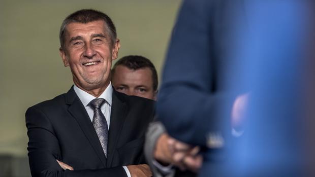 l primer ministro checo Andrej Babis (C), rodeado de personal de seguirdad, poco antes de pronunciar su discurso con motivo de la conmemoración del 50 aniversario de la invasión de las tropas del Pacto de Varsovia