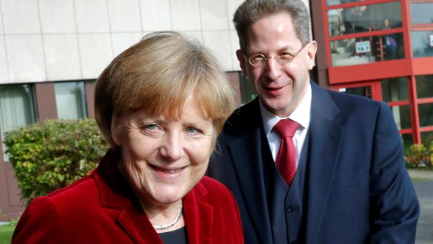 Angela Merkel, con Hans-Georg Maassen, el destituido jefe del servicio de inteligencia de Alemania
