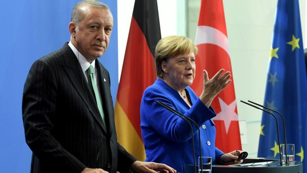 El presidente de Turquía, Recep Tayyip Erdogan (i), y la canciller alemana, Angela Merkel (d)