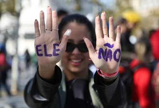 Una de las manifestantes con el lema«Él no»