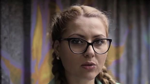 La captura de video muestra a la periodista búlgara de televisión Viktoria Marinova