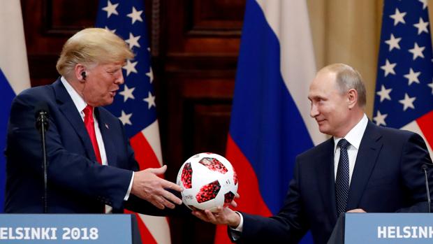 Donald Trump recibe de Vladímir Putin un balón durante la pasada cumbre de Helsinki, en julio