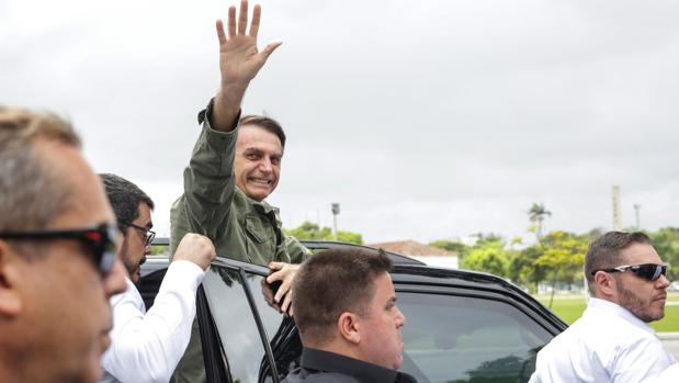 El candidato ultraderechista Jair Bolsonaro, sale de emitir su voto en una area militar