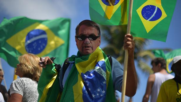 Un seguidor del derechista Jair Bolsonaro, durante la jornada electoral en Brasil