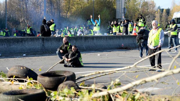 Manifestantes cortan el paso de una carretera en Francia
