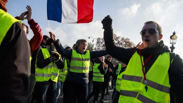 «Chalecos amarillos» protestan contra los precios del combustible en París