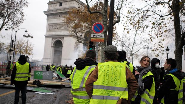 Los «chalecos amarillos» protestan en las inmediaciones del Arco de Triunfo