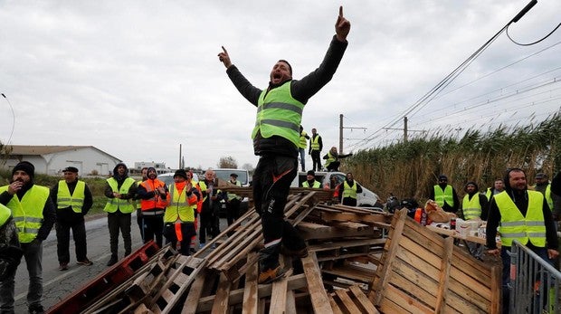 Manifestantes vestidos con chalecos amarillos bloquean el acceso a la refineria de Frontignan, al sur de Francia