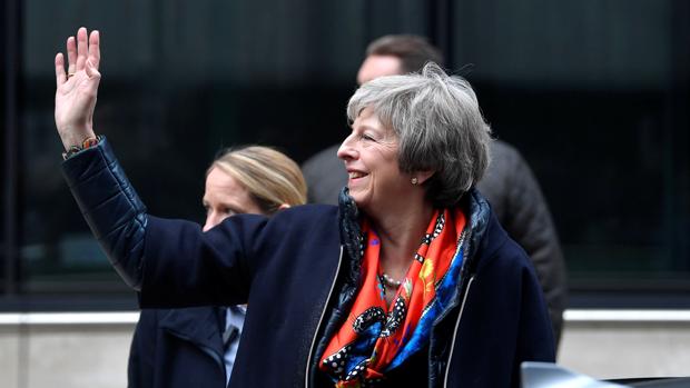 Theresa May, este sábado a su salida de la BBC, tras ser entrevistada