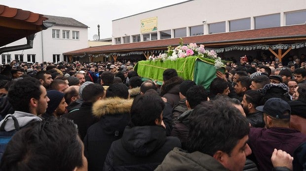 El féretro de unas de las víctiams es llevado por familiares este viernes en Estrasburgo