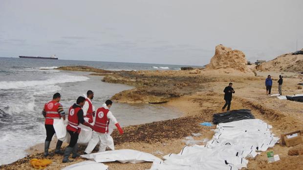 Imagen de archivo de varios cadáveres arrastrados hasta la costa de Libia
