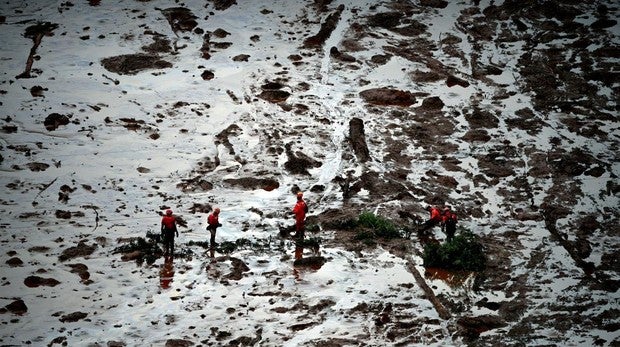 Un grupo de rescate que continúa este sábado las labores de búsqueda de las víctimas del desastre en el estado de Minas Gerais