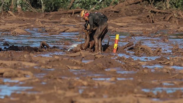 Bomberos sacan un cuerpo este domingo tras la rotura de represa de la compañía Vale en Minas Gerais (Brasil)