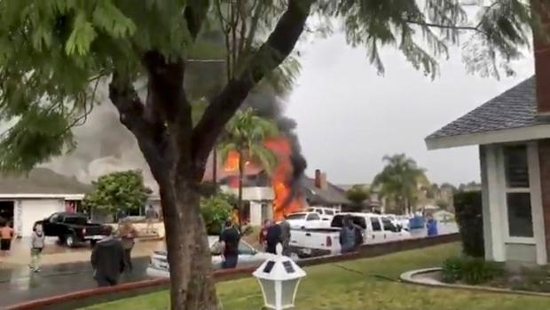 La caída de una avioneta en una vivienda de California produjo al menos cinco muertos