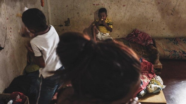 Maria del Carmen Martinez 25 años junto a sus dos hijos en el interor de su cuarto situado en el sector de la Parada en el municipio de Villa Rosario, a escasos metros del puente fronterizo internacional Simón Bolívar. María del Carme es de San Felipe Estado de Yaracui Venezuela. Sobrevive ahora trabajando como trochera