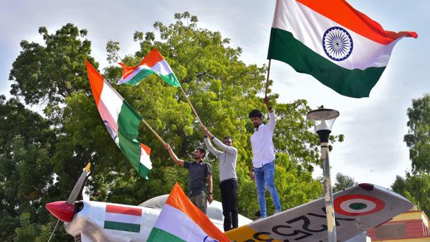 Indios celebran el ataque aéreo a Pakistán en reivindicación del atentado de Cachemira