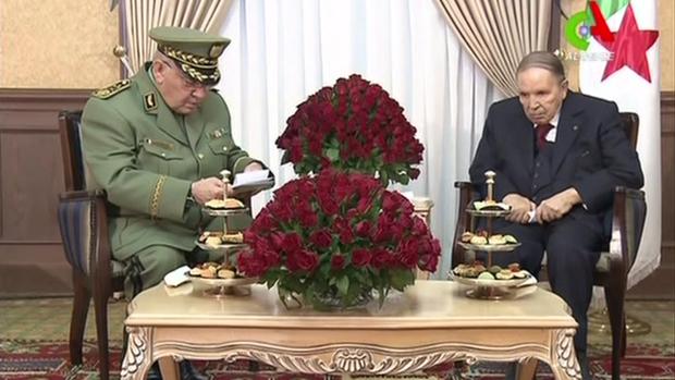 El jefe del Ejército argelino juntoal presidente Bouteflika