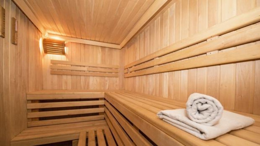 Un Policia Sueco Desnudo Detiene A Un Fugitivo Mientras Visita Una Sauna