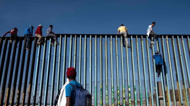 Inmigrantes intentan cruzar la frontera en el estado de Tijana (México)