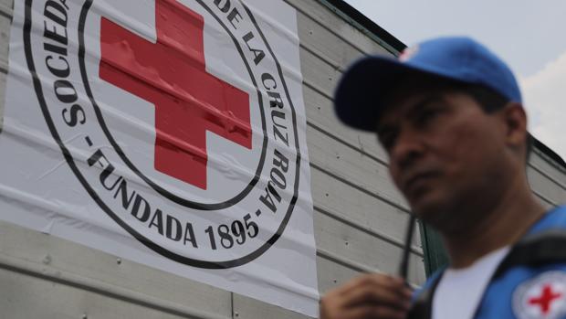 Vehículos de la Cruz Roja llegan a una sede del organismo ayer martes en Caracas