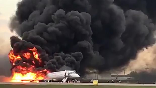 El avión ruso Superjet-100 arde en el aeropuerto moscovita de Sheremétievo