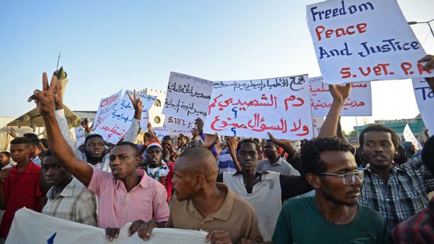 Varias personas se manifiestan en contra de la junta militar, ayer en Khartoum (Sudán)