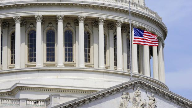 La bandera estadounidenseondea a media asta en el Capitolio de Washington