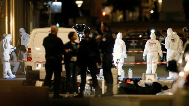 Oficiales de la policía forense inspeccionan el lugar del ataque, la semana pasada