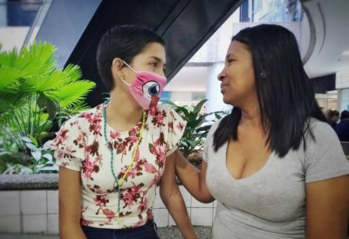 Rosa Colina, con su hija Cristina Zambrano, de 17 años