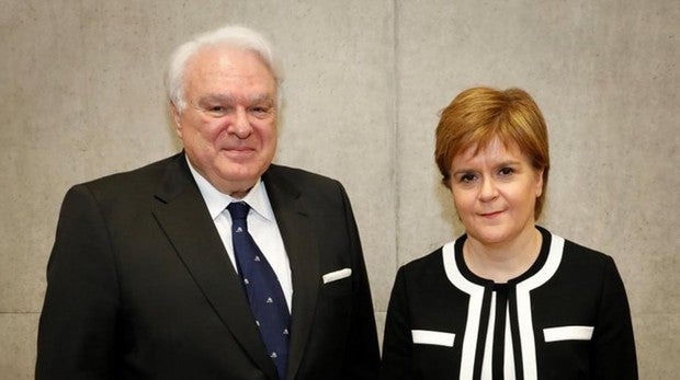 Nicola Sturgeon, líder del partido SPD, junto al cónsul español Vecino Quintana