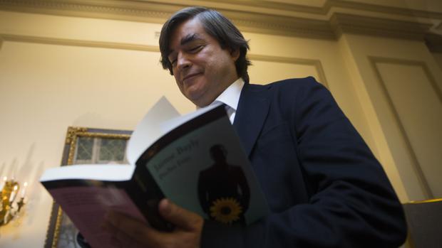 Jaime Bayly firma un ejemplar de su último libro, «Pecho Frío», en Madrid