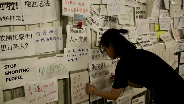 Mensajes de jóvenes de Hong Kong contra la represión policial