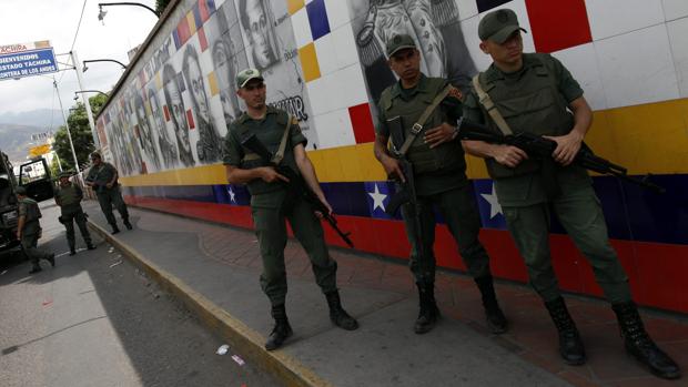 Imagen de archivo de un grupo de militares venezolanos en la frontera entre Colombia y Venezuela
