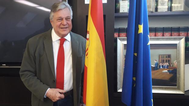 López Gil posa junto a las banderas de España y Europa tras la rueda de prensa en Madrid