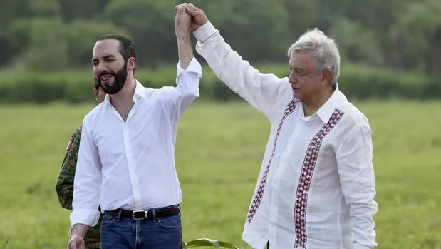 López Obrador golpea accidentalmente a Bukele y este bromea diciendo que  gobierna «con puño de hierro»