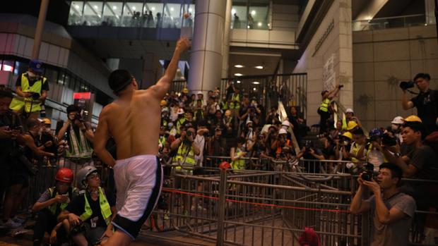 Un manifestante arroja un huevo a la fachada del cuartel general de la Policía en Hong Kong