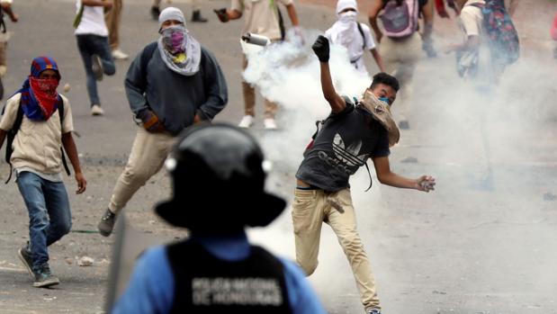 Enfrentamientos entre manifestantes y la Policía hondureña, este miércoles