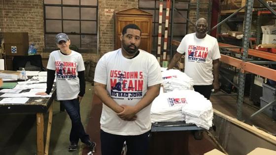 Los veteranos de guerra con las camisetas del USS John S. McCain