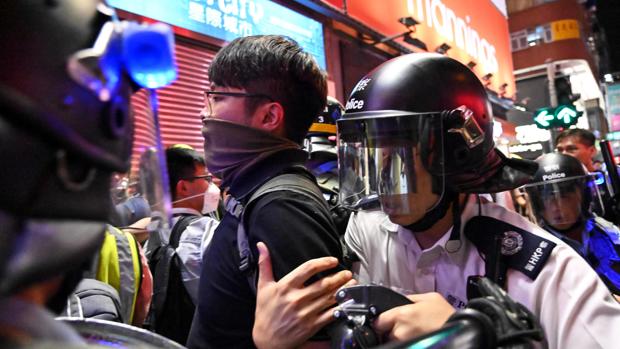 La Policía arresta a un joven manifestante en Hong Kong