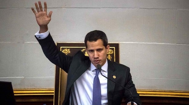 El jefe del Parlamento de Venezuela, Juan Guaidó, toma parte de la sesión del día este martes, en la sede del Parlamento, en Caracas