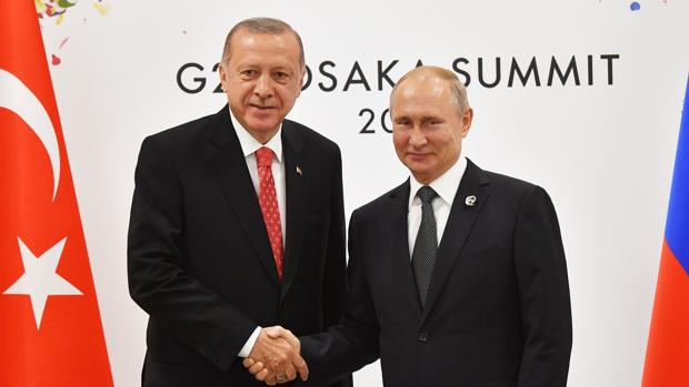 Erdogan y Putin se saludan durante la cumbre del G-20 celebrada en Osaka