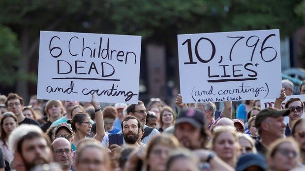 Protestas esta viernes frene a la Casa Blanca, en Washington, pidiendo el cierre de los centros de inmigrantes, en los que han muerto varios menores