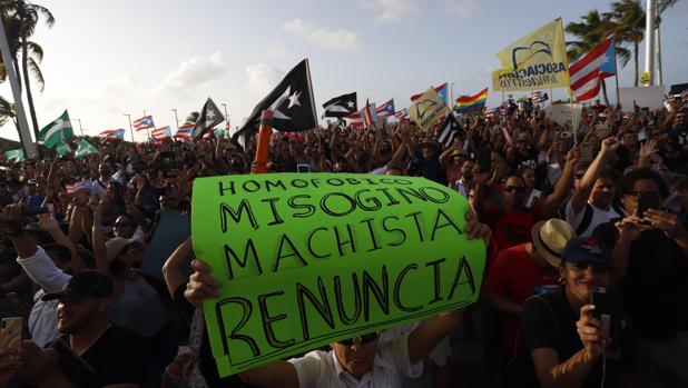 Cientos de manifestantes piden por cuarto día consecutivo la dimisión del gobernador de Puerto Rico, Ricardo Rosselló, ayer en San Juan