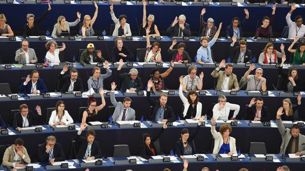 Diputados del Parlamento Europeo, votan durante la sesión plenaria este jueves
