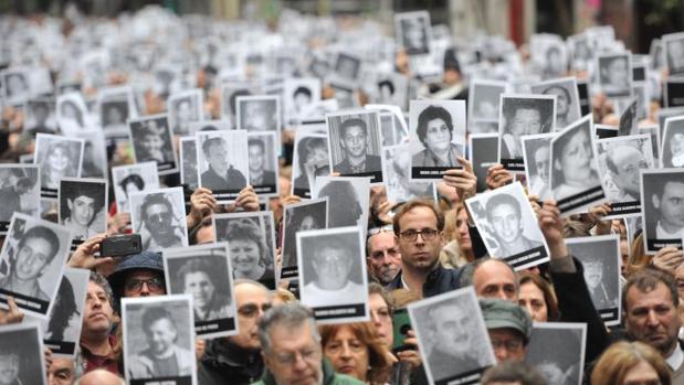 Personas participan durante el acto conmemorativo por los 25 años del atentado contra la mutua judía AMIA